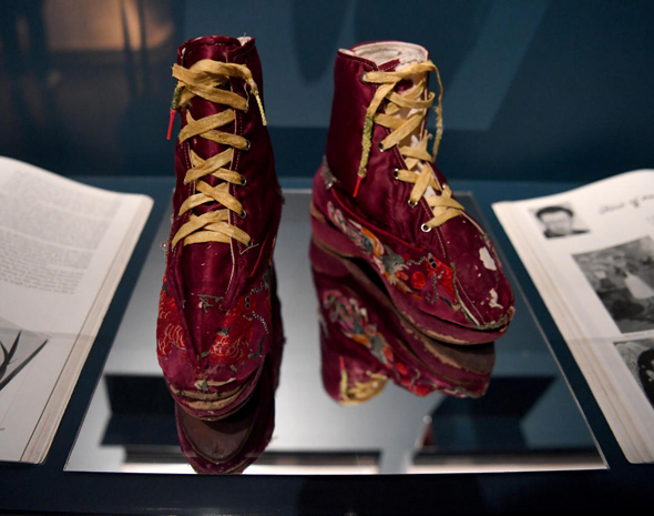 נעליה של קאלו מתוך התערוכה. הנכות הוסתרה,  צילום: NEIL HALL