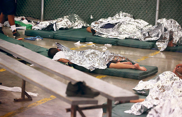 ילדים כלואים במתקן מעבר בטקסס, צילום: איי פי