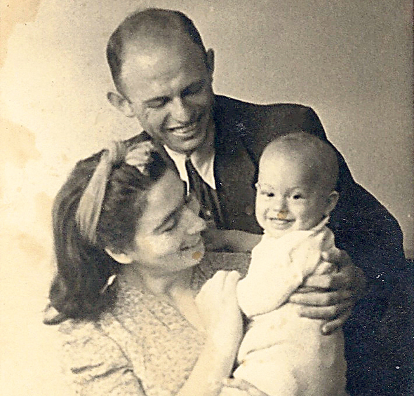 1942. אברהם קוזניצקי הפעוט עם הוריו חיה אסתר ושמואל, בתל אביב