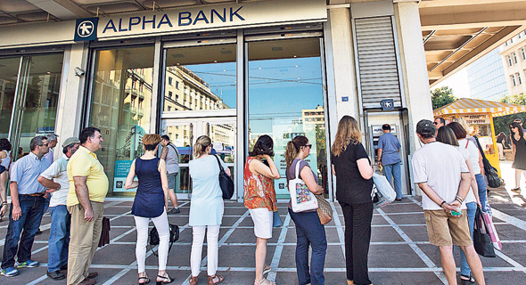 תור לכספומט באתונה, סמל למשבר הכלכלי המתמשך, יולי 2015. המשק חזר לצמוח, אך האבטלה עדיין גבוהה , בלומברג