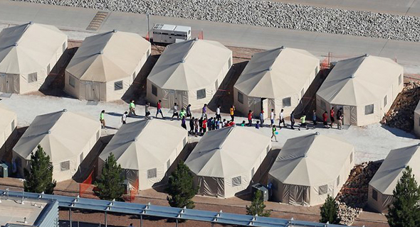 אוהלי מעצר שהקימה ICE, בהם מוחזקים ילדי מהגרים