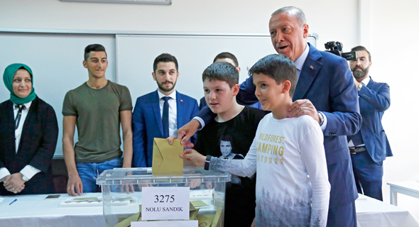 נשיא טורקיה רג'פ טאיפ ארדואן מצביע בחירות 24.6.18, צילום: איי פי