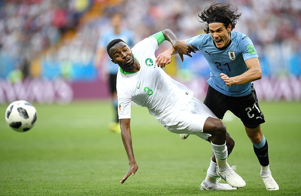 מונדיאל 2018. מימין: אדינסון קבאני מאורוגוואי מול קפטן סעודיה אוסאמה האוסאווי מונדיאל 2018