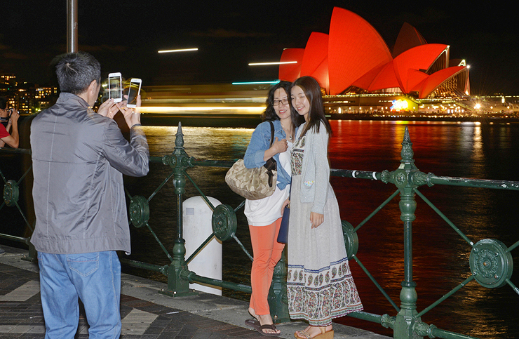 תיירים סינים על רקע בניין האופרה בסידני, אוסטרליה