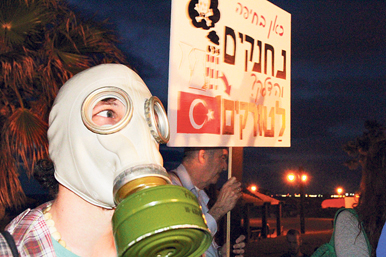 מוסף שבועי 28.6.18 מפגינים ב ה פגנה נגד זיהום ב מפרץ חיפה