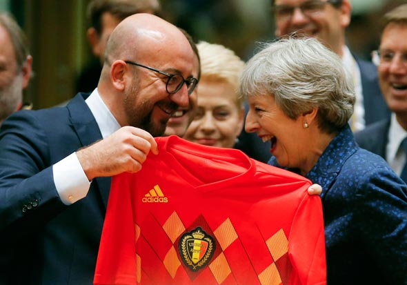 ראש ממשלת בריטניה וראש ממשלת בלגיה עם חולצת נבחרת בלגיה בכדורגל, אחרי הניצחון על נבחרת אנגליה במונדיאל