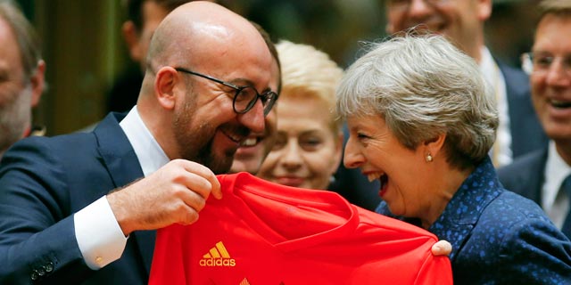 ראש ממשלת בריטניה וראש ממשלת בלגיה עם חולצת נבחרת בלגיה בכדורגל, אחרי הניצחון על נבחרת אנגליה במונדיאל, צילום: אי פי איי