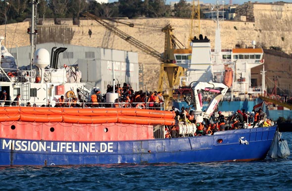ספינת המהגרים לייף ליין במלטה, בשבוע שעבר. חלקם יגיעו לאיטליה וצרפת, צילום: אי פי איי