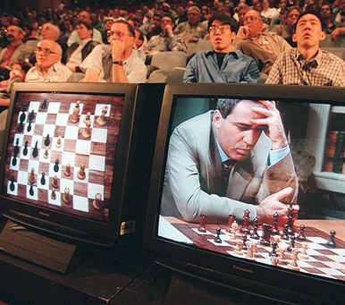 מוסף שבועי 5.7.18 רב האמן גארי קספרוב מפסיד ב שחמט למחשב כחול עמוק