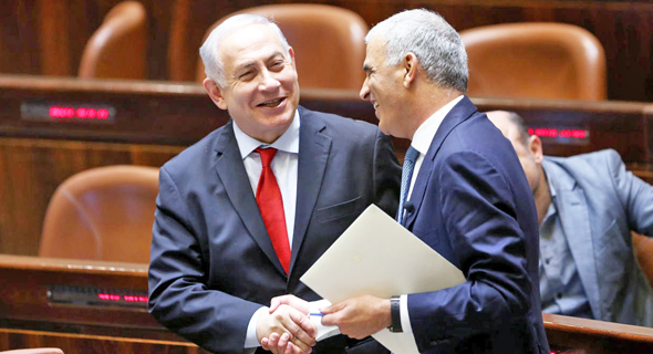 שר האוצר משה כחלון וראש הממשלה בנימין נתניהו חוגגים את אישור תקציב 2019