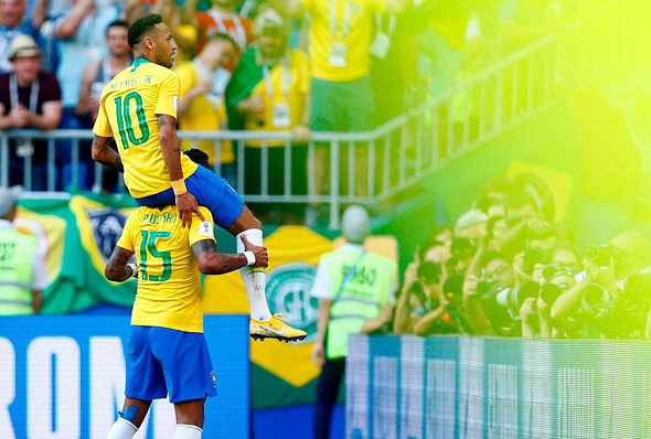 ניימאר על פאוליניו נבחרת ברזיל מונדיאל 2018, צילום: איי אף פי