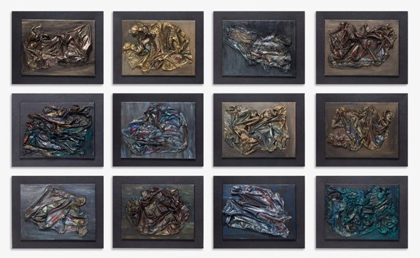 “מעבר”, עבודה של דינה רקנאטי בתערוכה “קרוב”. גם בציורים יש אלמנטים פיסוליים