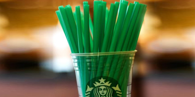 סטארבקס הודיעה: נפסיק להשתמש בקשיות פלסטיק ב-28 אלף בתי הקפה שלנו