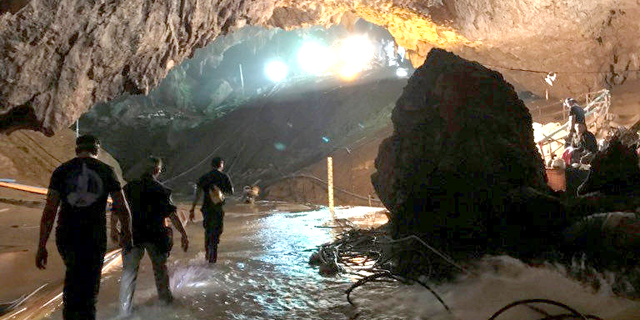 חילוץ הנערים מהמערה בתאם לואנג תאילנד , צילום: רויטרס