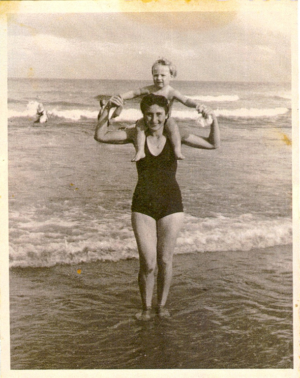 1946. גד פרופר בן השנתיים עם אמו עליזה, בחוף פרישמן בתל אביב