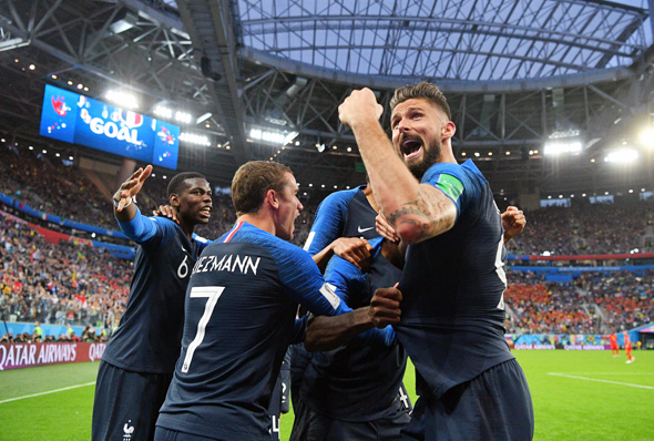 שחקני נבחרת צרפת חוגגים את עלייתם לגמר