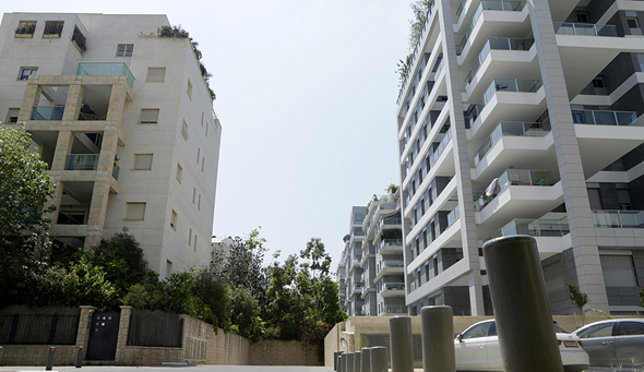 מימין בניינים של רחוב ה שדות רמת ה שרון. משמאל בניינים של רחוב אלכסנדר פן תל אביב