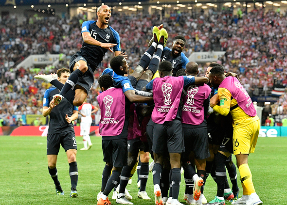 שחקני נבחרת צרפת חוגגים את הניצחון במונדיאל 2018, צילום: איי פי