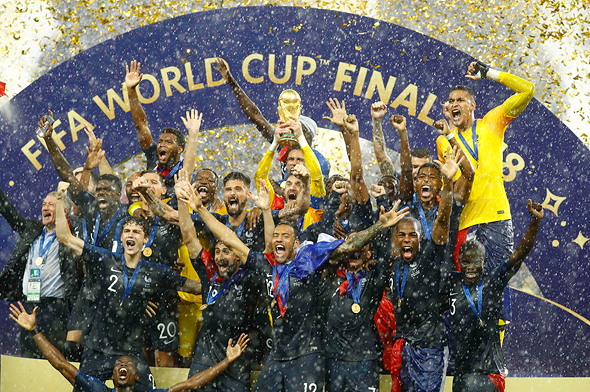 שחקני צרפת מניפים את הגביע העולמי