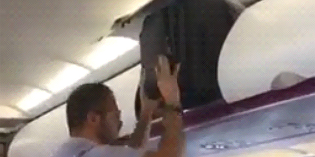 10 מיליון גולשים כבר צפו בזה: נוסע מנסה להכניס מזוודה לתא שמעל למושב המטוס
