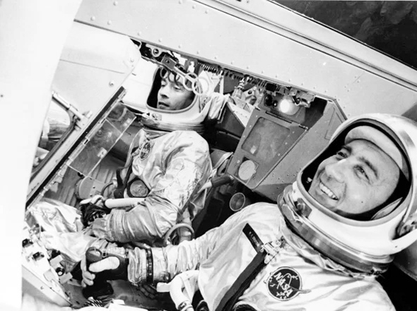 ג'ון יאנג (משמאל), בתוך חללית ג'מיני 3