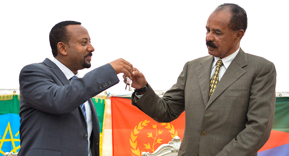 משמאל: ראש ממשלת אתיופיה אבי אחמד ונשיא ארתריאה איסאייס אפוורקי נפגשים בעקבות הסכם השלום הטרי בין שתי המדינות
