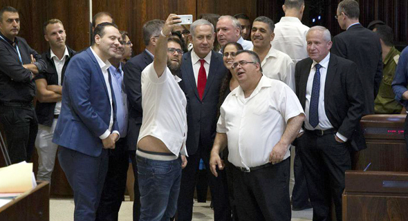 חברי הקואליציה מתועדים כשהם מתעדים את עצמם בתמונת סלפי, לאחר אישור חוק הלאום במליאת הכנסת