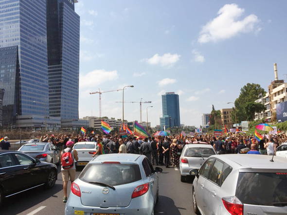 Protesters in Tel Aviv, Sunday morning. Photo: Adam Kaplan