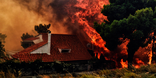 50 הרוגים בשריפות ביוון: עשן כבד מעל האקרופוליס