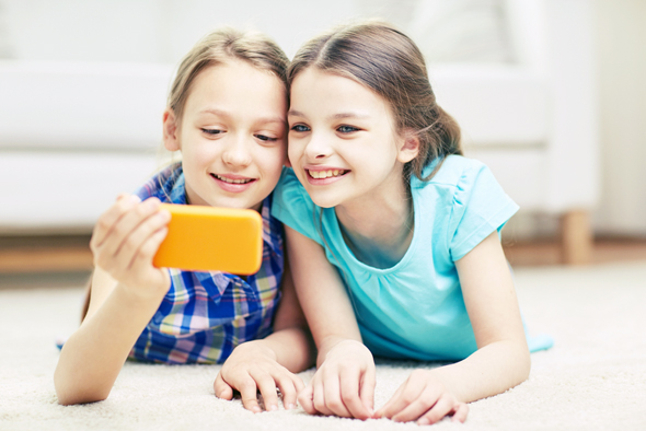 ילדים בסמארטפון, צילום: משאטרסטוק