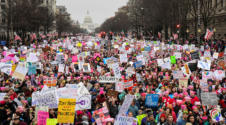 צעדת הנשים בוושינגטון יום אחרי השבעת טראמפ, ינואר 2016. מאז בחירתו נשים מקדישות יותר תשומת לב לפוליטיקה 