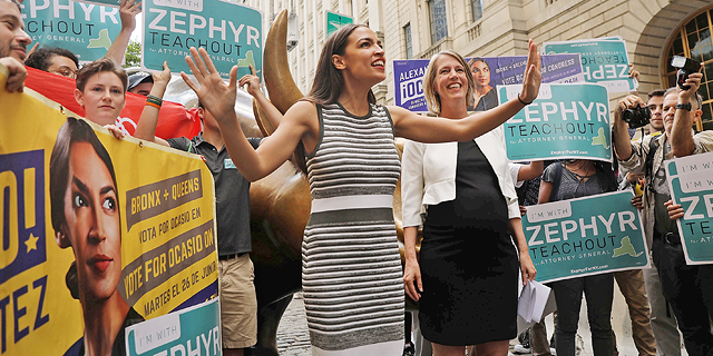 אלכסנדריה אוקסיו־קורטז, שניצחה בפריימריז הדמוקרטיים בברונקס פוליטיקאי ותיק, בעצרת תמיכה במתמודדת אחרת, זפיר טיצ