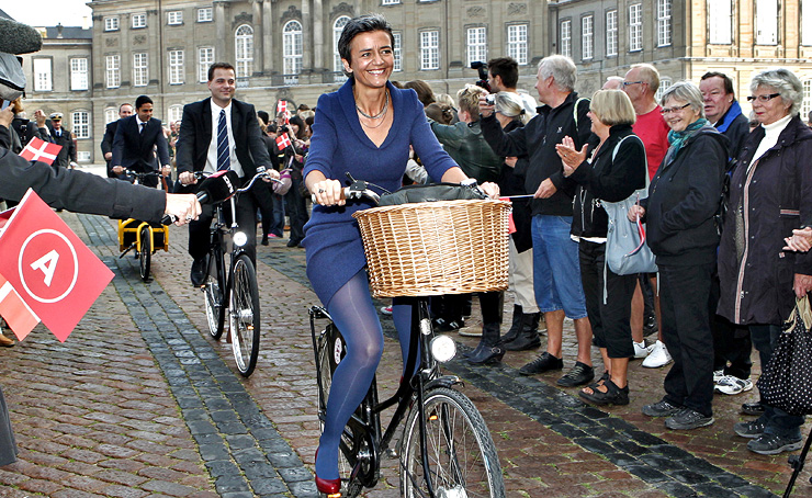 וסטאגר רוכבת בדרך אל מלכת דנמרק. מחזיקה במשרד פסל של אצבע משולשת כ"תזכורת לכך שאפשר לטעות", צילום: אי פי איי