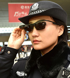 שוטרת סינית עם משקפיים מצוידים בטכנולוגיית זיהוי פנים. משמשת גם למטרות פוליטיות ולמשטור אוכלוסייה תמימה , צילום: איי אף פי