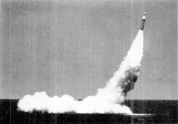 שיגור ניסוי של טיל פולריס מתוך צוללת, צילום: wikipedia