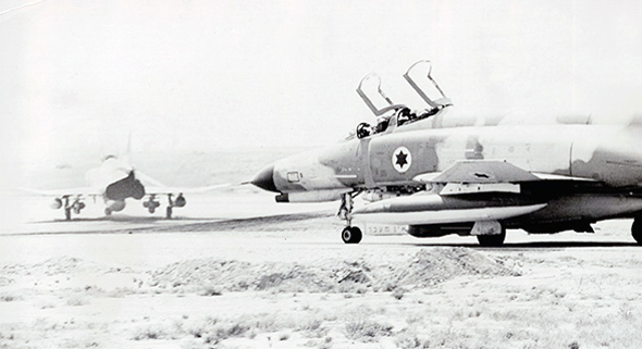 גם אנחנו טועים לפעמים. מטוסי פאנטום של חיל האוויר הישראלי על המסלול, צילום: IAF.org