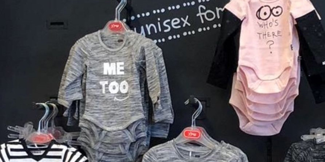 סערת המיני Me Too: שילב תסיר מהחנויות בגד גוף לתינוקות בשל כיתוב בעייתי