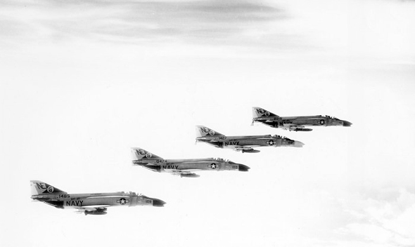 מטוסי פאנטום אמריקאיים במלחמת ויאטנם. הדגמים הראשונים לא קיבלו תותח מובנה - מה שהשתנה במהירות לאחר כמה קרבות אוויר שנגמרו רע