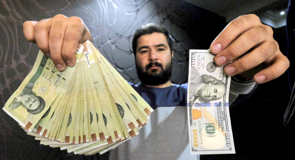 חלפן כספים באיראן, צילום: רויטרס