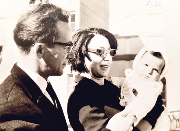 1966. אמי פלמור התינוקת עם הוריה שושנה ואליעזר, בירושלים