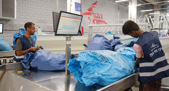 Israel Postal Company's processing center in Modi'in. Photo: Orel Cohen 