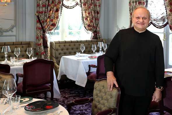 השף רובישון באחת ממסעדותיו "La Grande maison" בצרפת. נודע בין היתר בזכות הפירה המפורסם שלו