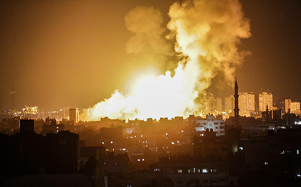 עזה מופגזת לאחר שיגור הטילים לעבר ישראל, צילום: אי פי איי