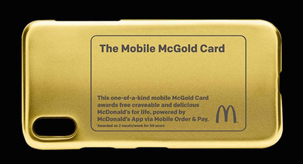כיסוי טלפון מוזהב לזוכה תחרות מקדונלד'ס ארוחה חינם לכל החיים, צילום: Mcdonald's