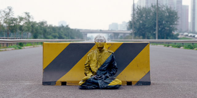 איפה ליו: האמן הסיני בולין שנטמע בצילומיו מגיע לגדר ההפרדה