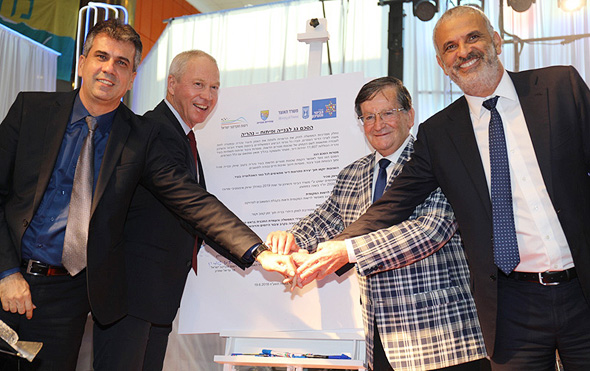 חתימה על הסכם גג בנהריה ב-2018, צילום: באדיבות עיריית נהריה