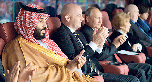 מימין: נשיא פיפ"א ג'יאני אינפנטינו, נשיא רוסיה ולדימיר פוטין ויורש העצר הסעודי מוחמד בן־סלמאן, בפתיחת המונדיאל. קטאר ואיראן לא אהבו את זה 