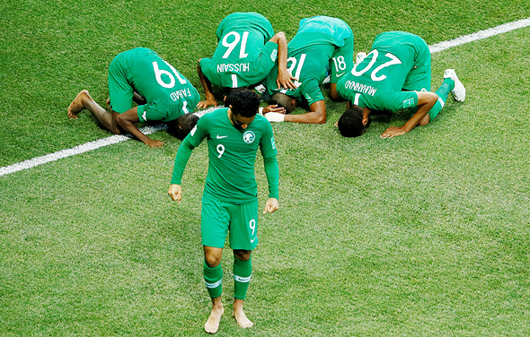 נבחרת סעודיה חוגגת. לא הותירה חותם על המונדיאל, אבל נלחמת עם קטאר על דומיננטיות בענף, צילום: רויטרס