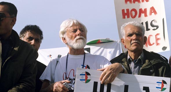 אורי אבנרי בהפגנה בהר חומה ב-1997
