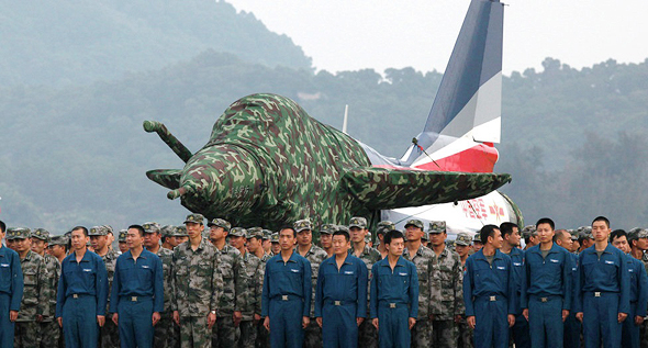 טייסים וצוותי קרקע סיניים מול מטוס J10